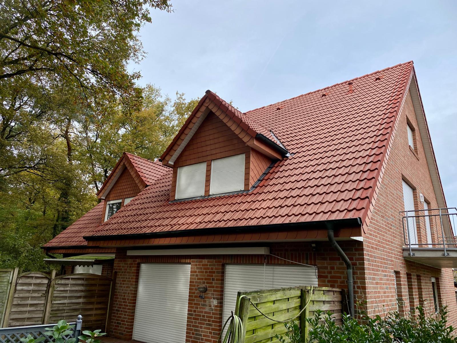 Nachher-Zustand: Die Dachziegel strahlen in neuem Glanz und sind komplett befreit von Bewuchs.