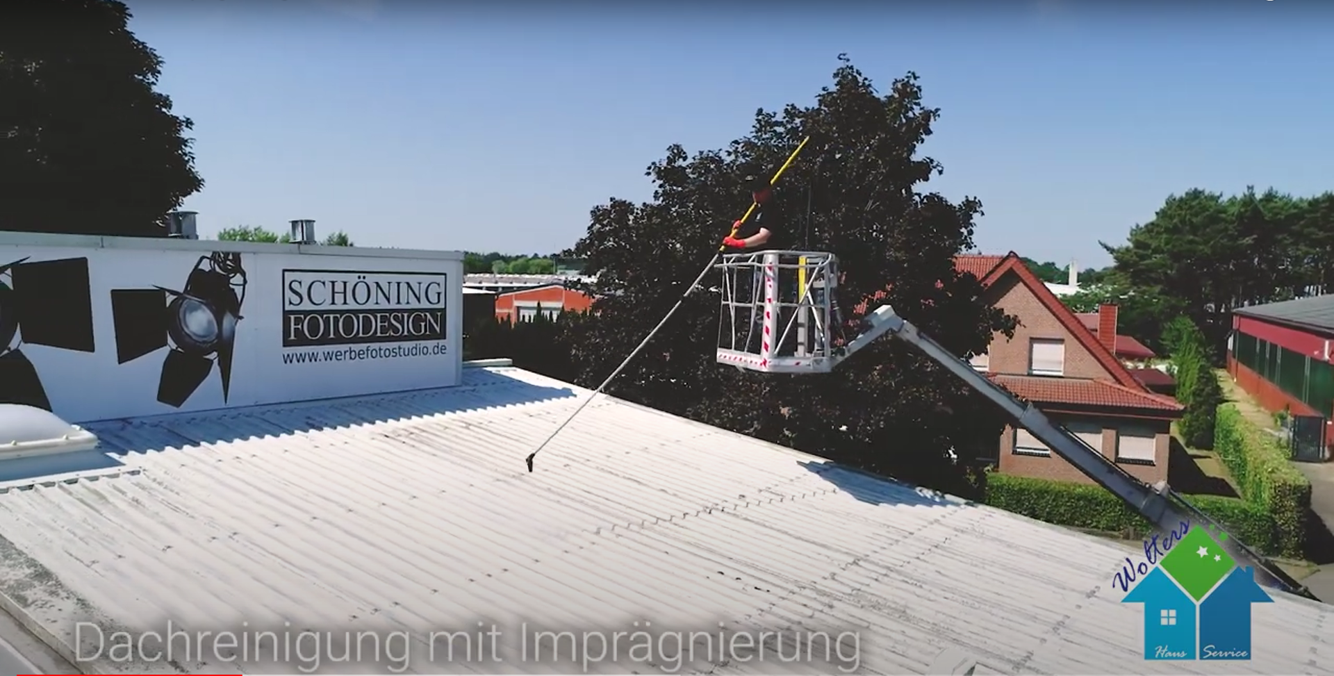 Reinigung der First- und Gratsteine mit einer Teleskoplanze vom Boden aus.